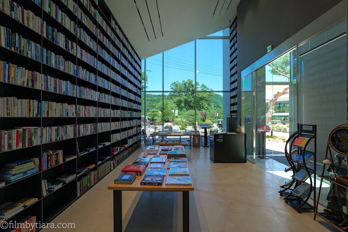 Floor-to-ceiling bookshelves inside the FOREST AG405 library