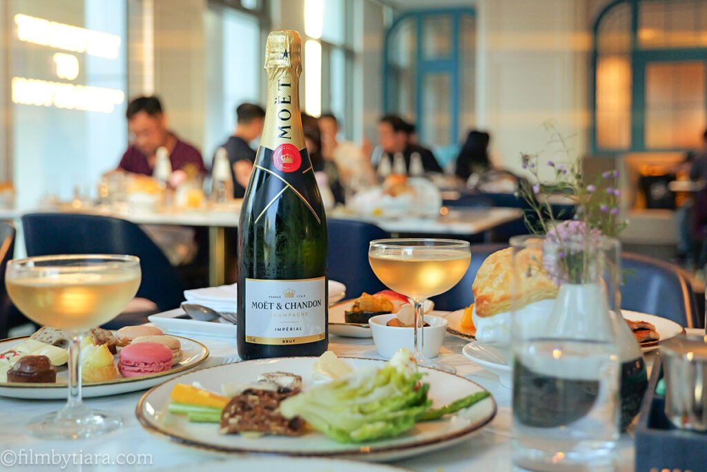Table setting with champagne and appetizers at La Palette Paris restaurant