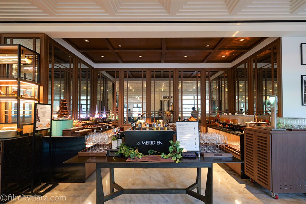 Complimentary wine station at La Palette Paris buffet, Le Meridien Seoul Myeongdong