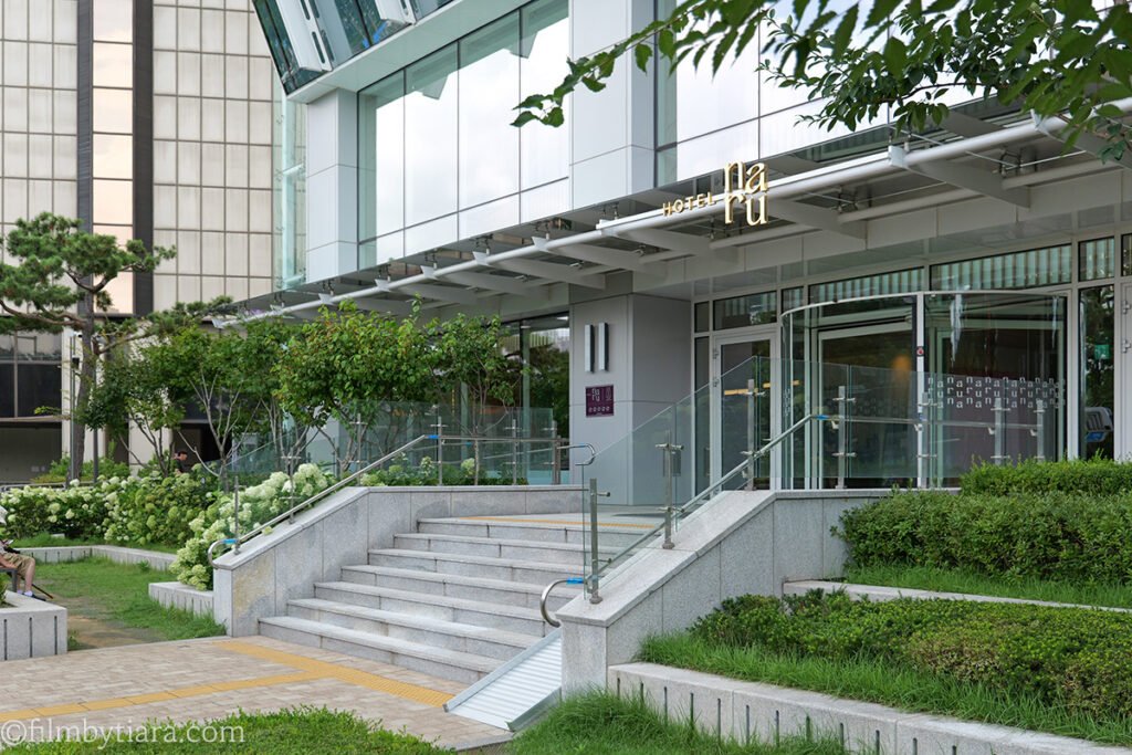 Hotel Naru Seoul entrance with glass facade and outdoor staircase