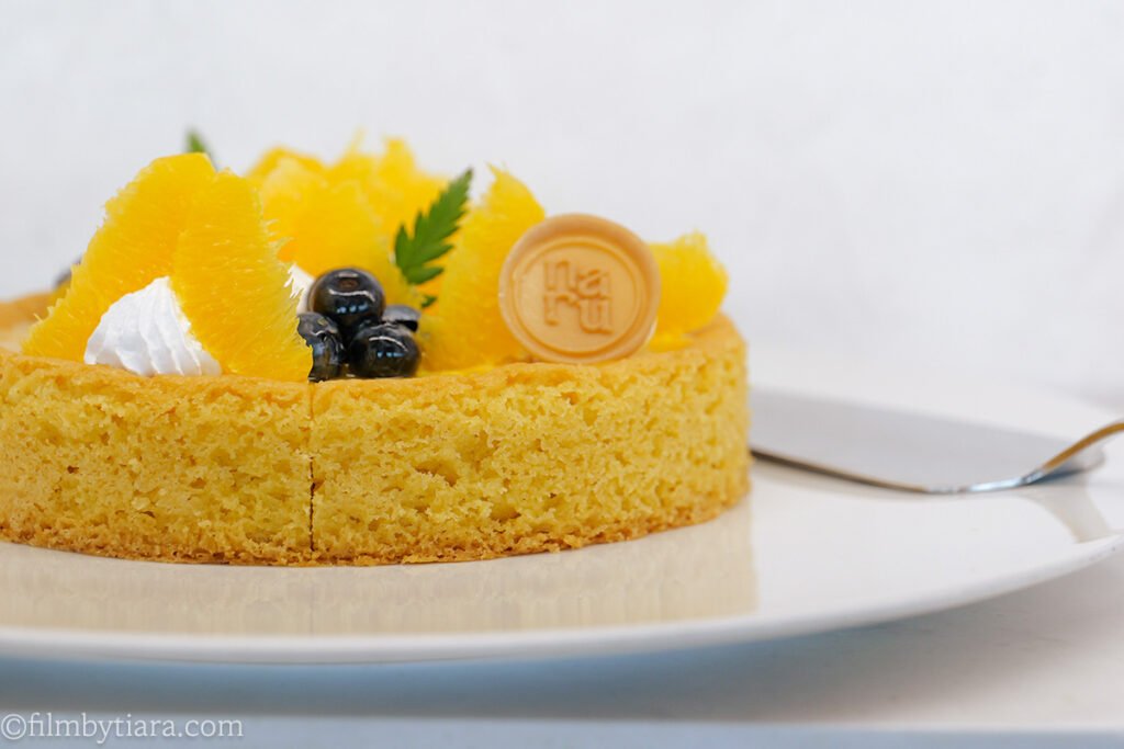 Citrus tart with orange segments and blueberries at Restaurant Voisin