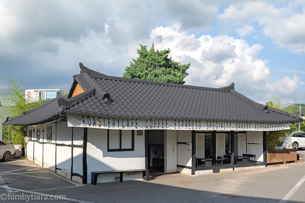 Gomae Coffee hanok cafe exterior in Yongin, Giheung