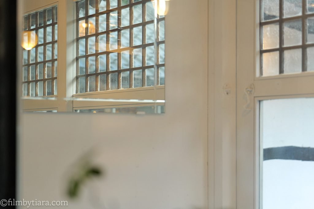 Traditional hanok lattice window with handwritten self-roasting note and animal doodles
