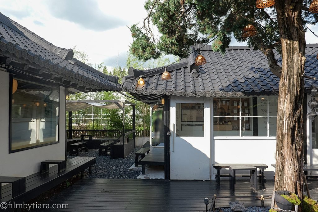 Outdoor terrace seating area around the hanok courtyard at Gomae Coffee