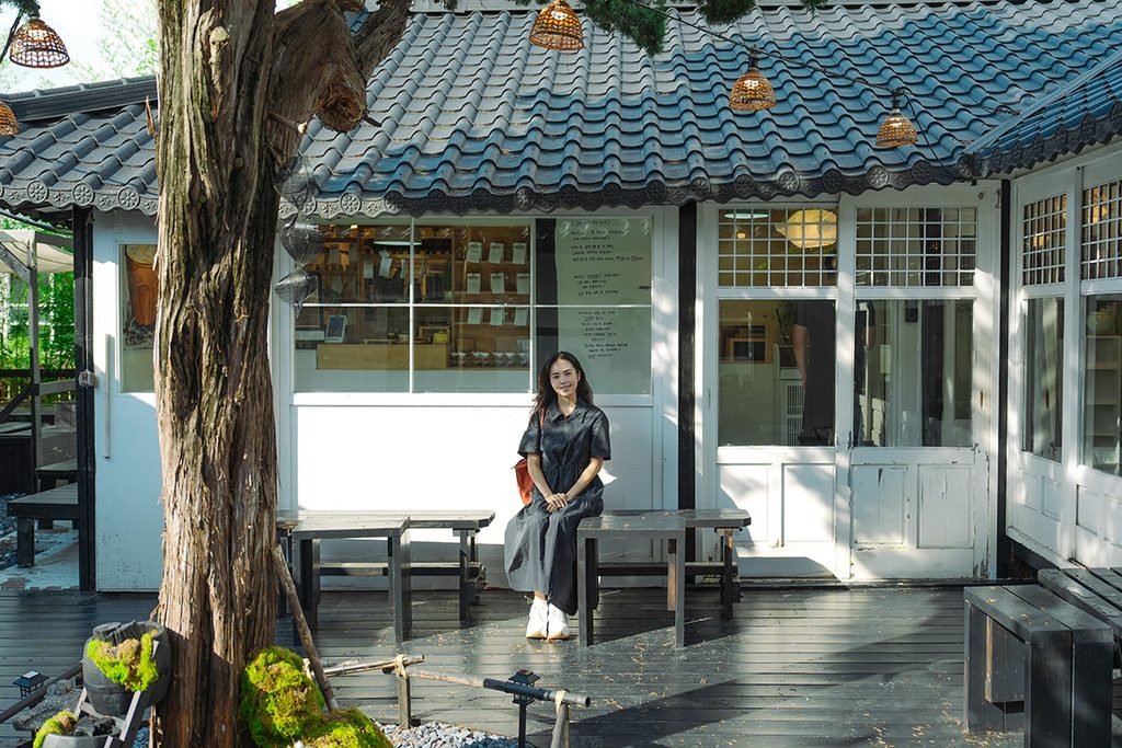 Travel writer Tiara posing in front of the Yongin Gomae Coffee hanok courtyard