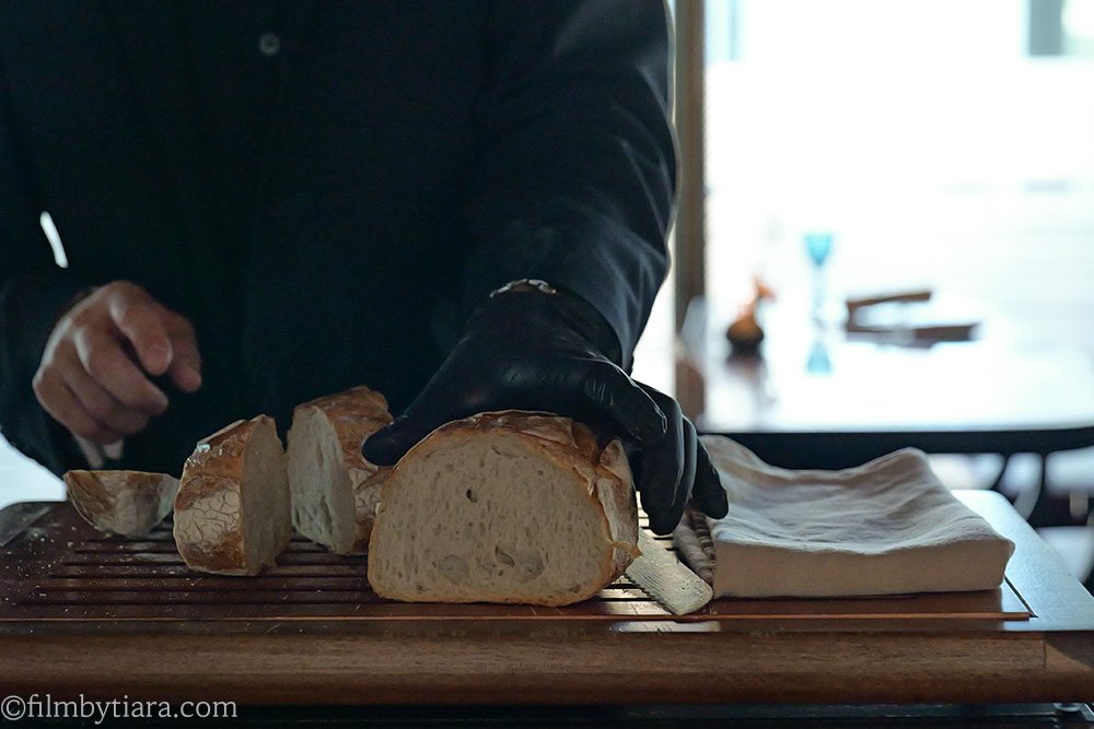 Freshly baked bread and butter presentation at Mariposa at Fairmont Seoul